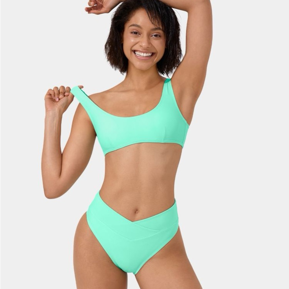 035H.- Solid U Neck Bikini Top Swimsuit.